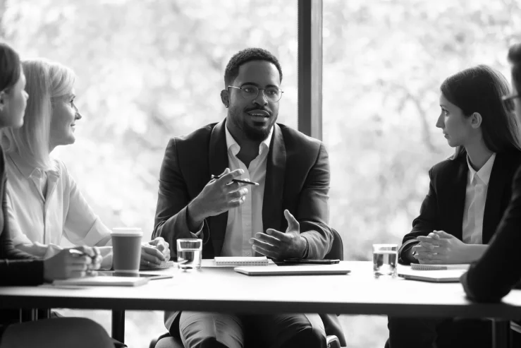 Grupo de pessoas reunidas em um escritório