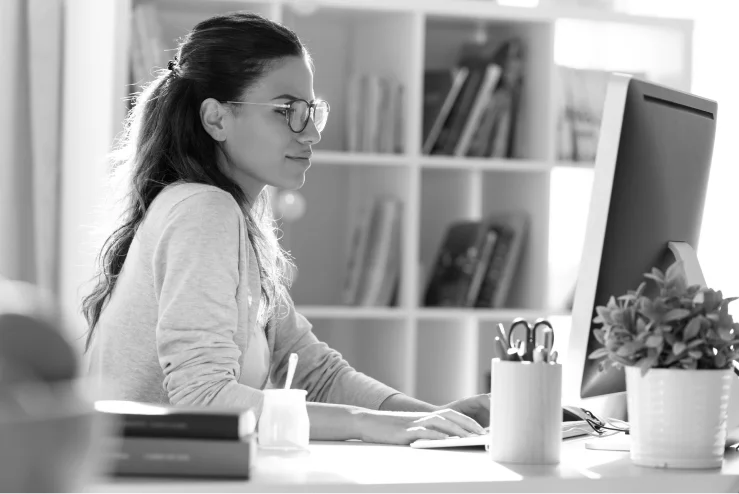 Grupo de pessoas reunidas em um escritório
