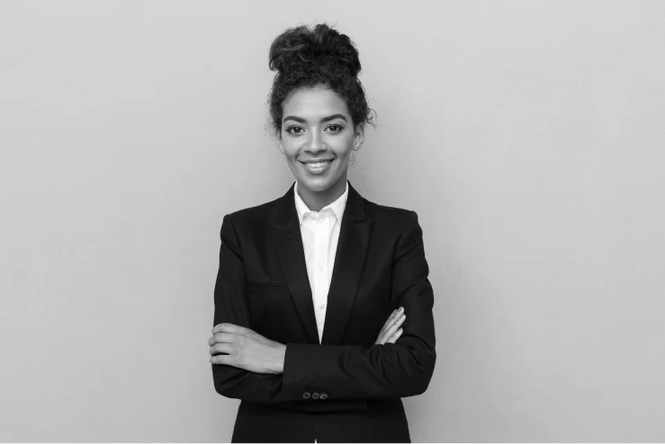 Grupo de pessoas reunidas em um escritório