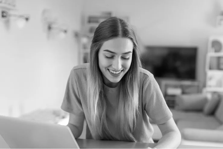 Grupo de pessoas reunidas em um escritório