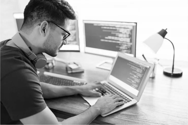 Grupo de pessoas reunidas em um escritório